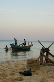 fishing-men-sand-asia-vietnam-photo-light-work-photography-nikon-candid-sea