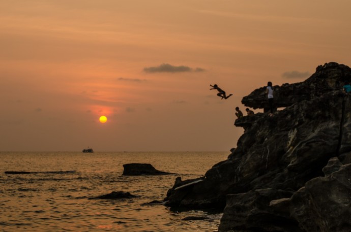 kids-jump-sea-photography-fun-vietnam-rocks-children-people-sunset-travel