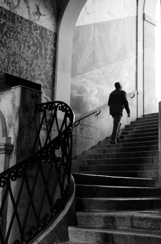 stairs-france-nice-photography-people-street-photography-black-white-outdoor-up-walk