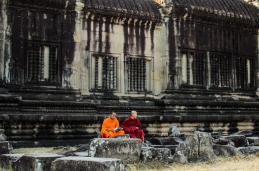 monks-angkor-cambodia-people-photography-red-reading-outdoor-asia