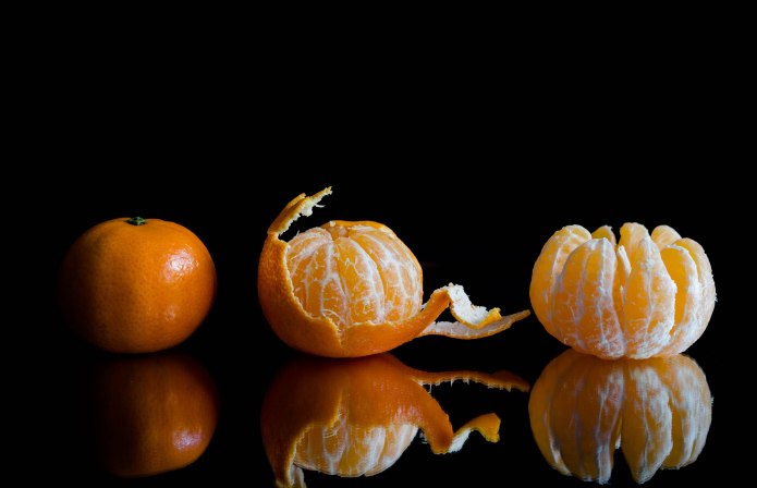 Clementine-food-fine-art-photography-black-background-nikon-studio-natural-light-orange-foodphotography-artistic