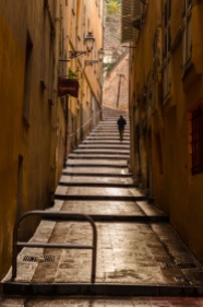 une silhouette dans les ruelles du Vieux Nice en France